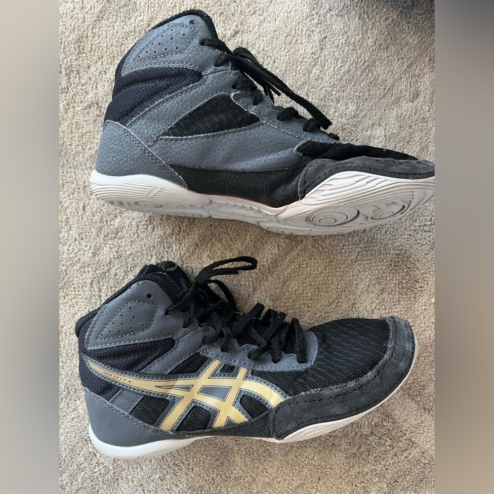 ASICS Matflex kids wrestling shoes. Size 5